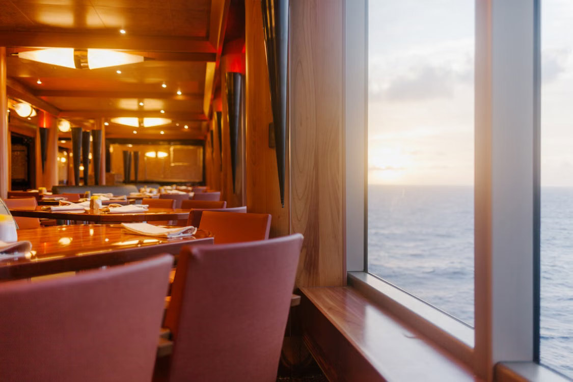 Intérieur chaleureux d’un restaurant avec tables dressées